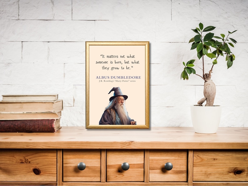 Puede incluir: Una impresi&oacute;n enmarcada con una cita de Albus Dumbledore de la serie de Harry Potter. La cita dice: "No importa lo que alguien nace, sino en lo que se convierte." La impresi&oacute;n presenta una ilustraci&oacute;n de Albus Dumbledore con su caracter&iacute;stica t&uacute;nica de mago y sombrero.