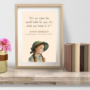 Puede incluir: Una impresi&oacute;n enmarcada con una cita de Ana Shirley, el personaje principal de "Ana de las Tejas Verdes" de L.M. Montgomery. La cita dice: "No es lo que el mundo te guarda, sino lo que t&uacute; traes." La impresi&oacute;n presenta una ilustraci&oacute;n de acuarela de Ana Shirley.