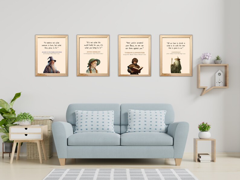 Puede incluir: Cuatro impresiones enmarcadas con citas inspiradoras e ilustraciones. Las citas son de Gandalf, Tyrion Lannister, Anne Shirley y Albus Dumbledore. Las impresiones se muestran en una pared blanca sobre un sof&aacute; azul claro con un coj&iacute;n estampado en blanco y azul.