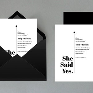 Op de afbeelding: Zwart-witte save-the-date-kaarten met de tekst "She Said Yes." en "Houd de datum vrij voor de bruiloft van Kelly + Fabian Zaterdag, negen juli tweeduizend tweeëntwintig Hilton Head Island South Carolina"