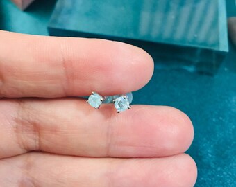 Rare k18  0.40ct paraiba tourmaline 4mm with  silicone stud  earrings, round cut, comes with certificate