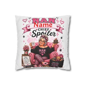 Pode incluir: Almofada quadrada branca com um gráfico colorido. O design apresenta uma mulher numa cadeira, segurando um bolo e uma caneca. O texto inclui "NAN Name CHIEF Spoiler" e "NAN LIFE". O texto adicional diz "I don't spoil grandkids, I'm just very accommodating."