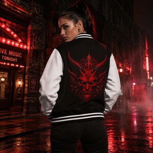 Rode Demon Skull Letterman Jacket | Gotische Duivel Rugpatch