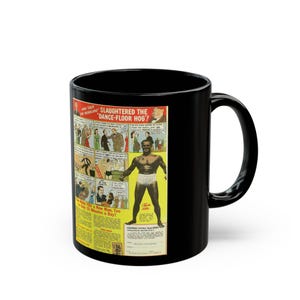 Puede incluir: Taza de cerámica negra con un anuncio de cómic vintage. El texto del anuncio dice "THE WEAKLING SLAUGHTERED THE 'DANCE-FLOOR HOG!'" y muestra a un hombre musculoso en calzoncillos blancos. La taza tiene un asa curva.