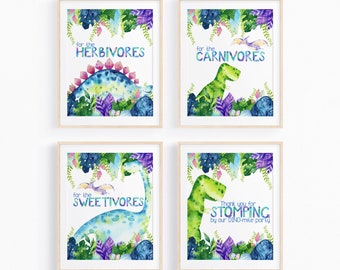 Könnte beinhalten: Vier druckbare Schilder mit Aquarell-Illustrationen von Dinosauriern und Text, der "für die Pflanzenfresser", "für die Fleischfresser", "für die Sweetivores" und "Vielen Dank fürs Stampfen auf unserer Dino-mite-Party" lautet.