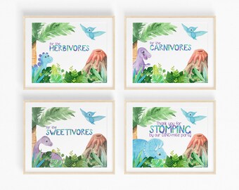 Könnte beinhalten: Vier druckbare Schilder mit Aquarell-Illustrationen von Dinosauriern und einem Vulkan. Die Schilder sagen "für die Pflanzenfresser", "für die Fleischfresser", "für die Naschkatzen" und "Danke fürs Stampfen auf unserer Dino-Party".