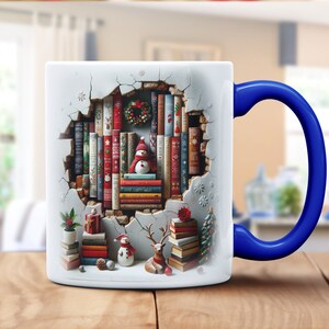 Puede incluir: Taza de cerámica blanca con asa azul. La taza presenta una escena de invierno con una estantería de libros que irrumpe en una pared agrietada. La estantería está llena de libros coloridos y una corona de Navidad. Hay dos muñecos de nieve y un reno en la escena.