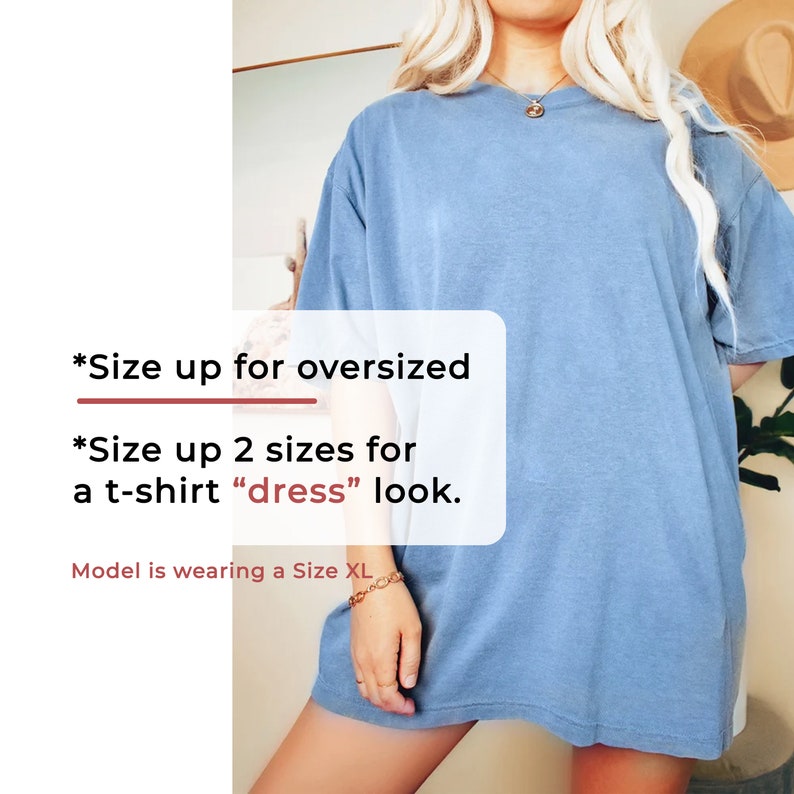 Puede incluir: Una camiseta azul claro de gran tama&ntilde;o. La imagen incluye el texto "Size up for oversized" y "Size up 2 sizes for a t-shirt 'dress' look". La modelo lleva una talla XL.