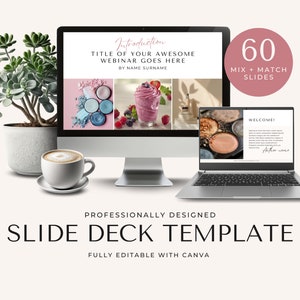 Puede incluir: Una maqueta de una pantalla de ordenador que muestra una plantilla de diapositivas para un seminario web. La plantilla es rosa y blanca con un título que dice "Introducción" y "TITLE OF YOUR AWESOME WEBINAR GOES HERE BY NAME SURNAME". La presentación de diapositivas está diseñada para ser utilizada con Canva. La imagen también incluye un ordenador portátil con una plantilla de diapositivas en la pantalla. El portátil está abierto y la pantalla muestra una diapositiva con el texto "WELCOME!" y un diseño rosa y blanco. La imagen también incluye una taza de café y una planta en maceta.