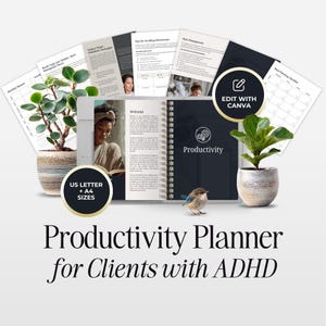Op de afbeelding: Een donkerblauwe Productiviteitsplanner met het woord "Productiviteit" op de omslag, omringd door open pagina's en planten in potten. De tekst "Productivity Planner for Clients with ADHD" wordt hieronder weergegeven. Inclusief US Letter- en A4-formaten.