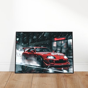 Puede incluir: Un coche deportivo rojo conduciendo por una calle de la ciudad por la noche. El coche está cubierto de lluvia y nieve. El coche tiene una franja de carreras blanca y el número 700 en el lateral.