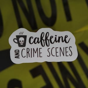 Puede incluir: Pegatina blanca con texto negro que dice "caffeine and crime scenes". A la izquierda del texto hay una ilustraci&oacute;n en blanco y negro de una taza de caf&eacute; con una calavera dentro.