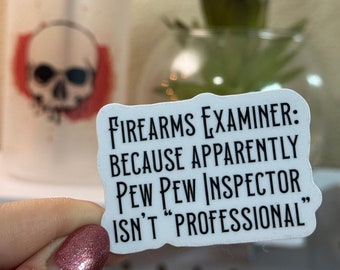 Pegatina de examinador de armas de fuego de Pew Pew Inspector: juego de palabras sobre balística, regalo de CSI forense