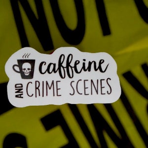 Puede incluir: Pegatina blanca con texto negro que dice "caffeine and crime scenes". Una peque&ntilde;a ilustraci&oacute;n en blanco y negro de una taza de caf&eacute; con una calavera en su interior est&aacute; a la izquierda del texto.