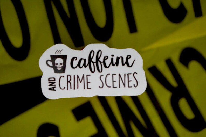 Puede incluir: Pegatina blanca con texto negro que dice "caffeine and crime scenes". Una peque&ntilde;a ilustraci&oacute;n en blanco y negro de una taza de caf&eacute; con una calavera en su interior est&aacute; a la izquierda del texto.