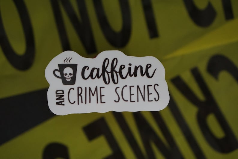 Puede incluir: Pegatina blanca con texto negro que dice "caffeine and crime scenes". A la izquierda del texto hay una ilustraci&oacute;n en blanco y negro de una taza de caf&eacute; con una calavera dentro.