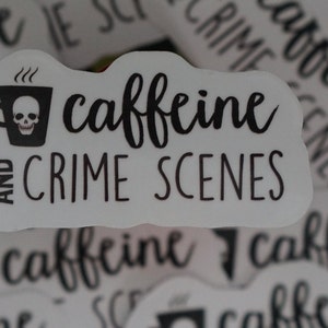 Puede incluir: Pegatina blanca con texto negro que dice "caffeine and crime scenes". Una peque&ntilde;a ilustraci&oacute;n en blanco y negro de una taza de caf&eacute; con una calavera en su interior est&aacute; por encima del texto.