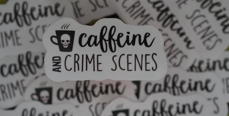 Puede incluir: Pegatina blanca con texto negro que dice "caffeine and crime scenes". Una peque&ntilde;a ilustraci&oacute;n en blanco y negro de una taza de caf&eacute; con una calavera en su interior est&aacute; por encima del texto.