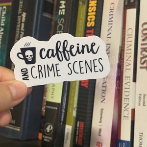 Puede incluir: Una pegatina blanca con texto negro y un gr&aacute;fico de calavera y huesos cruzados. La pegatina dice "caffeine and crime scenes".