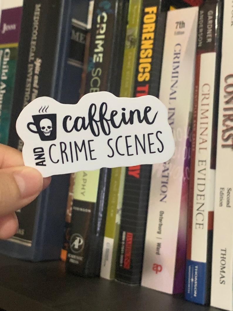 Puede incluir: Una pegatina blanca con texto negro y un gr&aacute;fico de calavera y huesos cruzados. La pegatina dice "caffeine and crime scenes".