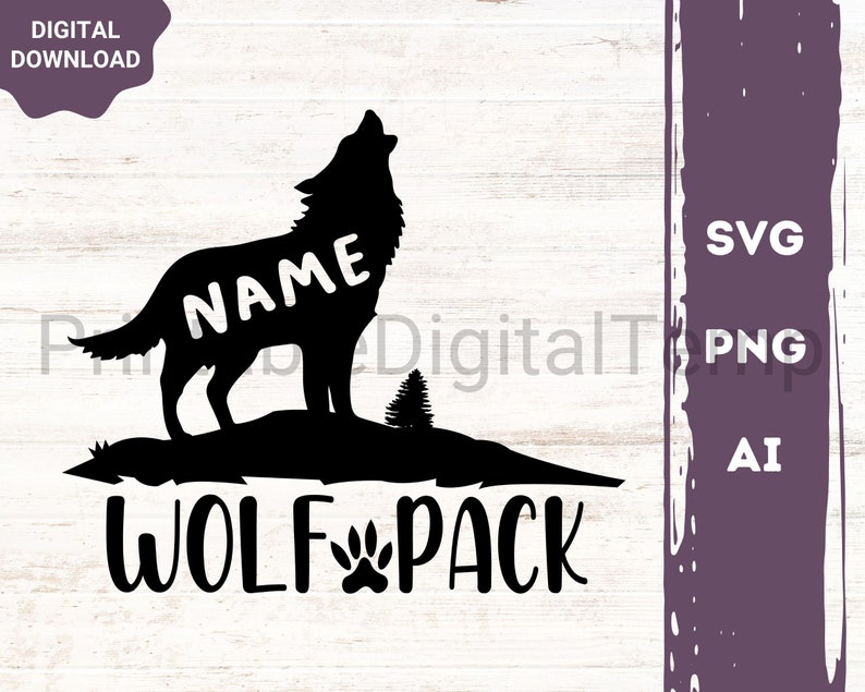 Pu&ograve; includere: Silhouette nera di un lupo che ulula con la parola "NAME" all'interno della silhouette. Sotto il lupo c'&egrave; una silhouette nera di una collina con un piccolo albero e il testo "WOLF PACK" con un'impronta di zampa.