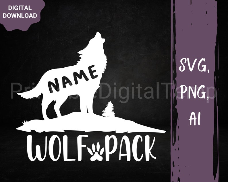 Pu&ograve; includere: Silhouette bianca di un lupo ululante con la parola "NAME" all'interno della silhouette. Sotto il lupo c'&egrave; il testo "WOLF PACK" con un simbolo di impronta di zampa. Lo sfondo &egrave; nero.