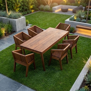 Könnte beinhalten: Ein hölzernes Ess-Set für den Außenbereich mit einem rechteckigen Tisch und sechs passenden Stühlen. Der Tisch und die Stühle sind aus warm getöntem Holz gefertigt und stehen auf einem grünen Rasen. Die Stühle haben eine Lamellenrückenlehne.