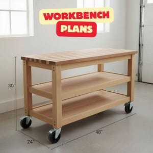 Puede incluir: Un banco de trabajo de madera clara con dos estantes y una encimera de bloque de carnicero. El banco de trabajo mide 122 cm de largo, 61 cm de ancho y 76 cm de alto. Tiene cuatro ruedas y el texto "WORKBENCH PLANS" en una pancarta amarilla y roja.