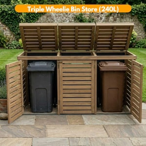 Puede incluir: Un triple cobertizo de madera para contenedores de basura con tres compartimentos separados. El cobertizo tiene un diseño de listones y presenta tres tapas con bisagras y dos puertas. El texto "Triple Wheelie Bin Store (240L)" se muestra en la parte superior.