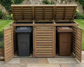 Könnte beinhalten: Ein dreifacher Mülltonnen-Schrank aus Holz mit drei separaten Fächern. Der Schrank hat ein Lamellendesign und verfügt über drei Klappdeckel und zwei Türen. Der Text "Triple Wheelie Bin Store (240L)" wird oben angezeigt.