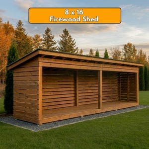 Puede incluir: Un cobertizo de leña de madera con techo inclinado. El cobertizo está construido con tablones de madera horizontales y tiene un frente abierto. Las dimensiones son de 2,4 x 4,9 metros. El cobertizo está sobre un lecho de grava y hierba verde.