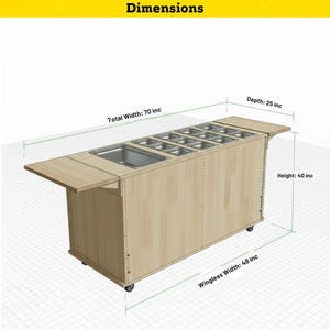 Pu&ograve; includere: Un carrello mobile per il servizio di ristorazione in legno chiaro con un lavello in acciaio inossidabile e pi&ugrave; contenitori per alimenti. Il carrello ha una larghezza totale di 178 cm, una profondit&agrave; di 64 cm e un'altezza di 102 cm. La larghezza senza ali &egrave; di 122 cm.