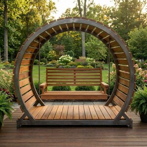Puede incluir: Un columpio de madera con un marco curvo y circular. El marco es de metal y madera, con respaldo y asiento de madera con listones. El columpio est&aacute; suspendido de la parte superior del marco mediante cadenas met&aacute;licas. El columpio est&aacute; en un jard&iacute;n.