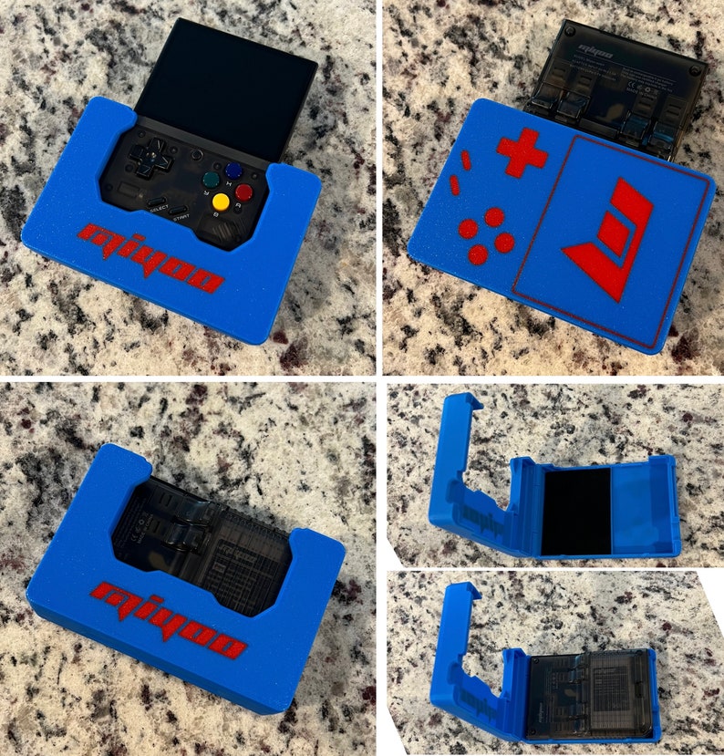 Op de afbeelding: Een blauwe en rode 3D-geprinte case voor een draagbaar spelapparaat. De case heeft een uitsparing voor het scherm en de knoppen van het apparaat, en het woord "Miyoo" is in rode letters op de voorkant gedrukt.