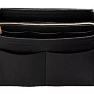 Pode incluir: Organizador de bolsa preto com vários compartimentos. Possui um bolso com zíper e puxador dourado. O organizador tem dois bolsos frontais grandes e vários bolsos internos menores.