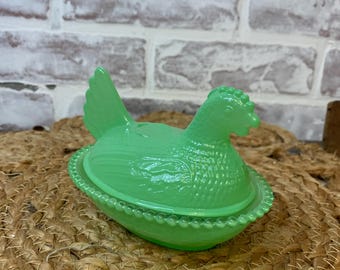 Gallina en nido, jadeíta verde, bombonera, cristal, plato con tapa,