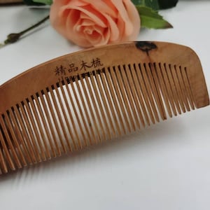 Peine de bolsillo de madera natural para barba y bigote, ideal para hombres y mujeres, práctico para viajes, ecológico y antiestático.