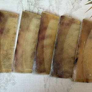 1Pcs Natural Boutique cattle/yak Horn Comb Hair Brush,Handle Horn Massage Comb,ox horns 100% Genuine Horn Pocket Beard Comb Anti Static Comb