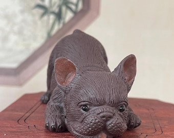 Escultura de perro lindo de cerámica Yixing zisha para amantes del té, figura decorativa para entusiastas de los animales, mascota de té de arcilla púrpura, decoración del hogar.