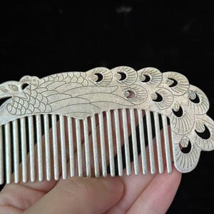 Peine de viaje vintage de cobre blanco, diseño floral, antiguo, único, raro, peine VTG, peine para el cabello de dama con diseño único y original bañado en plata SS077