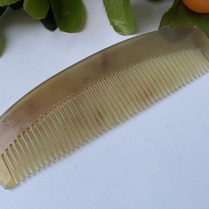 Cepillo para el cabello con peine de cuerno de buey exquisito natural, peine de masaje con mango de cuerno, peine de barba de bolsillo de cuerno genuino 100 % de ganado, cepillo antiestático para el cuero cabelludo.