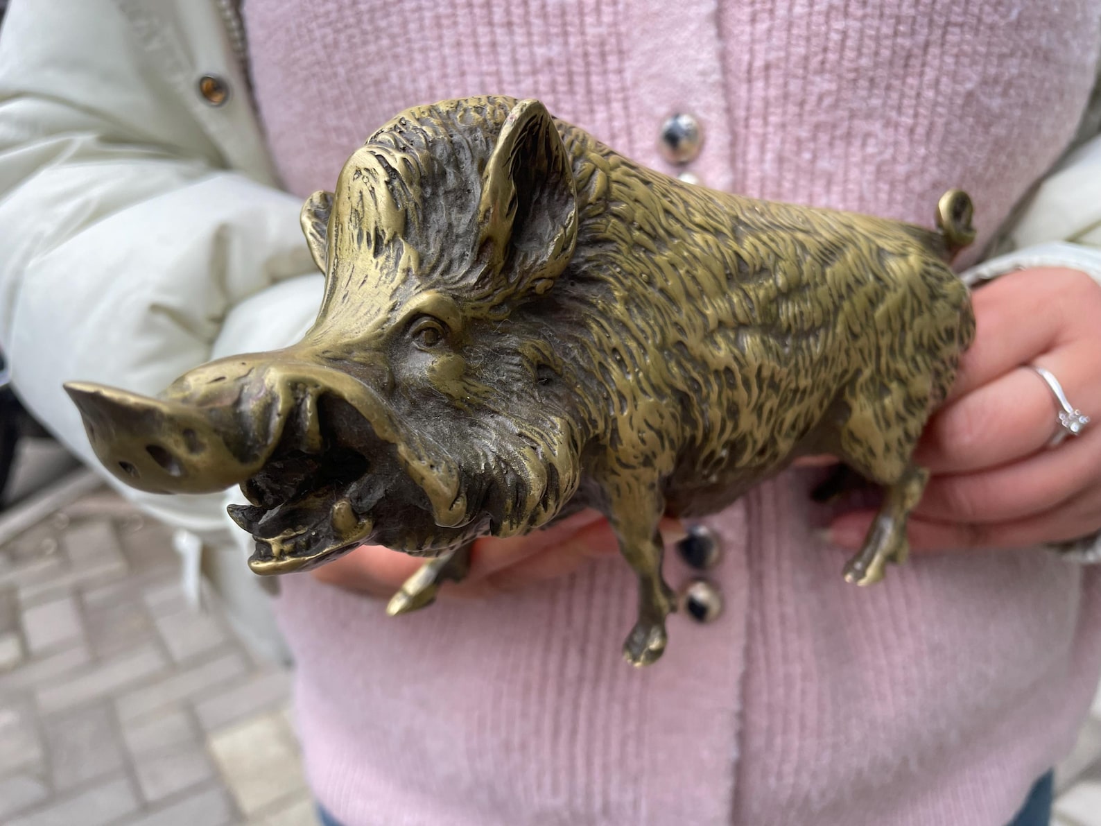 Exquisite Vintage Brass Pig Sculpture, Wild boar Figurine, Modern Home Decor, Lucky Feng Shui Ornaments, Detailed Tusky boar decor .