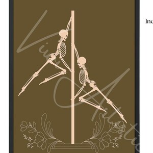 Puede incluir: Descarga digital de una ilustración imprimible con dos esqueletos en una pose de baile de barra contra un fondo marrón. Los esqueletos son blancos y la barra es marrón. Los esqueletos llevan coronas de flores. El texto "Halloween Skeleton Pole Dance" está en la parte superior de la imagen. El texto "DIGITAL DOWNLOAD ONLY" está en la parte inferior de la imagen.