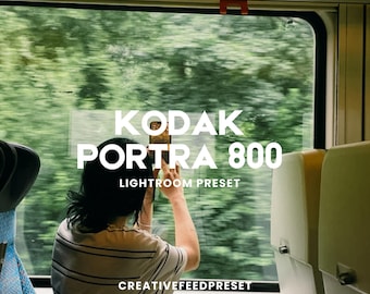 Könnte beinhalten: Eine Person in einem weiß-schwarz gestreiften T-Shirt sitzt in einem Zug und hält ein Smartphone an das Fenster, um die vorbeiziehenden grünen Bäume zu fotografieren. Der Text KODAK PORTRA 800 LIGHTROOM PRESET und CREATIVEFEEDPRESET ist eingeblendet.