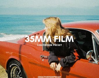 Könnte beinhalten: Ein rotes Oldtimer-Auto am Meer. Das Rad des Autos ist sichtbar, mit dem Text "BFGoodrich" auf dem Reifen. Das Bild enthält den Text "35MM FILM LIGHTROOM PRESET" und "CREATIVEFEEDPRESET".