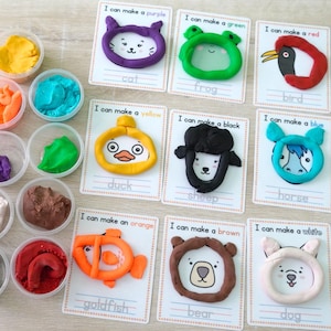 Puede incluir: Un conjunto educativo para niños con el libro "Brown Bear, Brown Bear, What Do You See?" y plastilina de colores con tarjetas a juego. Las tarjetas muestran formas de animales como un gato, una rana y un pájaro, con colores correspondientes.