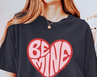 Comfort Colors® Be Mine T-Shirt, Valentinstag Shirt für Frauen, süßes Valentinstag Shirt, Valentinstag Geschenk, süßes Valentinstagsgeschenk