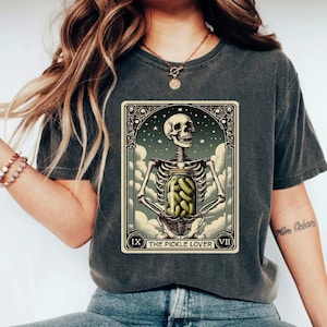 Camiseta The Pickle Lover Tarot Comfort Colors, camisa engraçada de picles, picles de esqueleto, presente para amante de picles, eu amo picles, camiseta engraçada de cartas de tarô