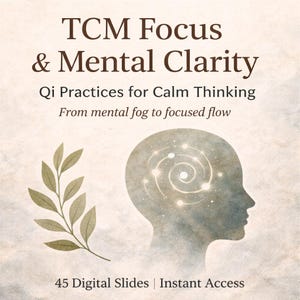 Puede incluir: Gráfico digital con el texto "TCM Focus & Mental Clarity" y "Qi Practices for Calm Thinking". La imagen presenta una silueta de cabeza con un diseño espiral brillante en el interior, una ramita de hojas y las palabras "From mental fog to focused flow."