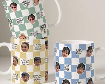 Op de afbeelding: Drie keramische mokken met een ruitpatroon en gepersonaliseerde fotoprints. Eén mok heeft een groen-wit dambordpatroon met de tekst World's Coolest Uncle, één heeft een geel-wit patroon met El mejor tío del mundo, en één is blauw-wit met best uncle ever.